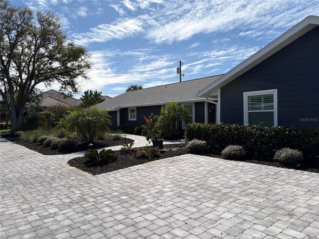 Image 8 of property listing at 15 GULF MANOR DRIVE, Venice, FL 34285