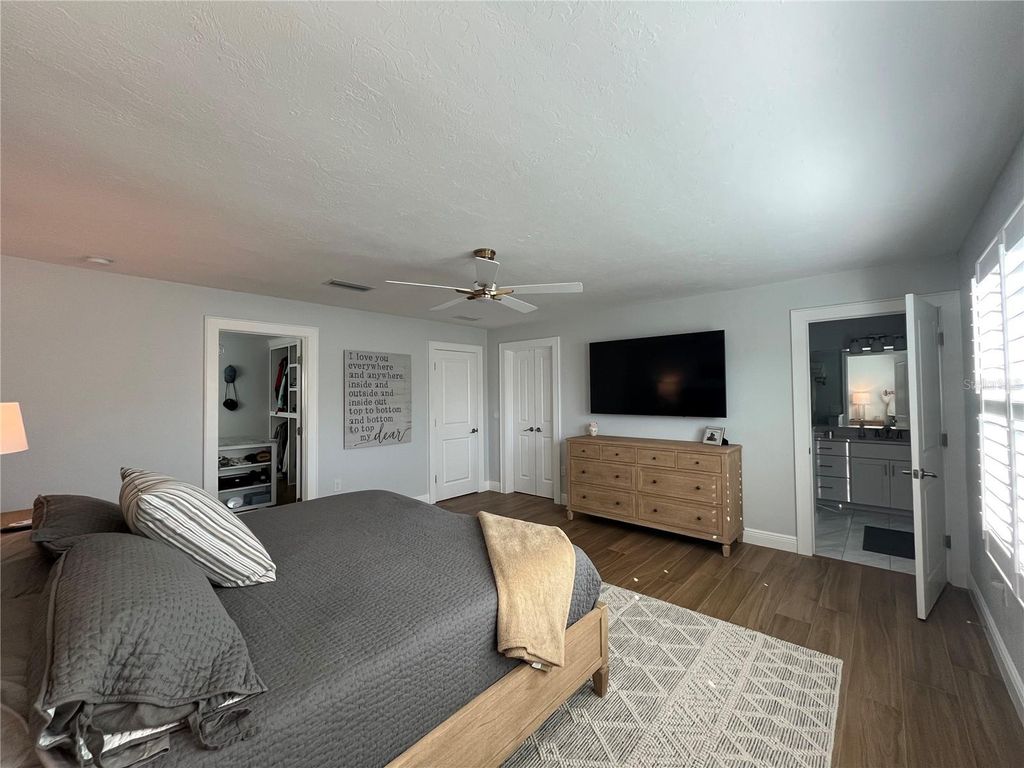 Image 10 of property listing at 15 GULF MANOR DRIVE, Venice, FL 34285