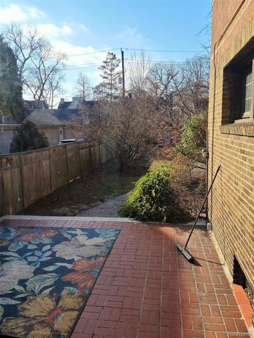 2475 Iroquois Street, Detroit, MI 48214