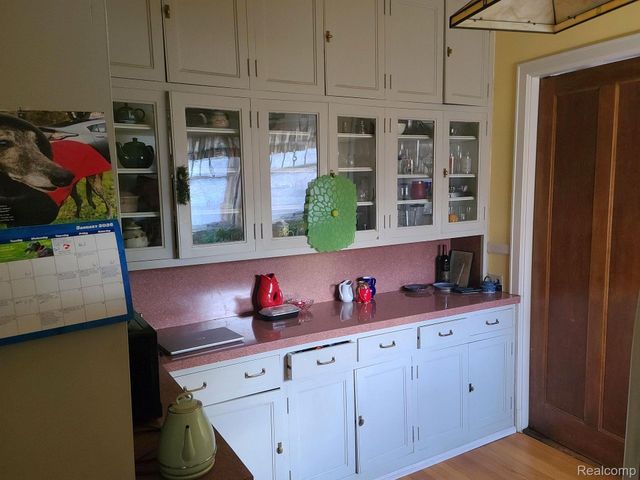 2475 Iroquois Street, Detroit, MI 48214