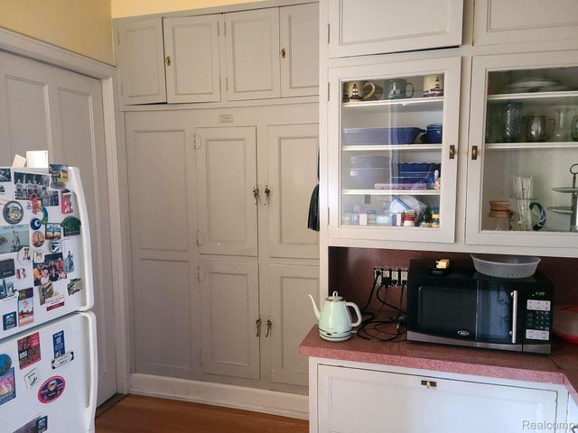 2475 Iroquois Street, Detroit, MI 48214