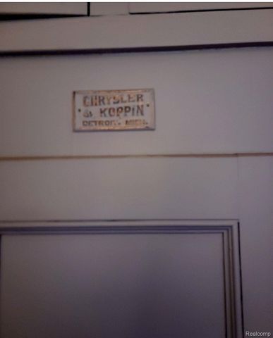 2475 Iroquois Street, Detroit, MI 48214