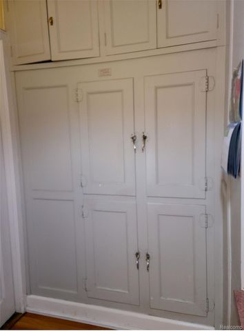 2475 Iroquois Street, Detroit, MI 48214