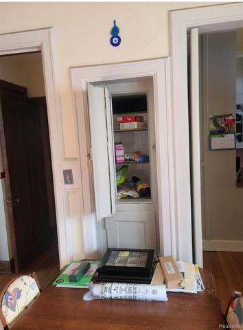 2475 Iroquois Street, Detroit, MI 48214