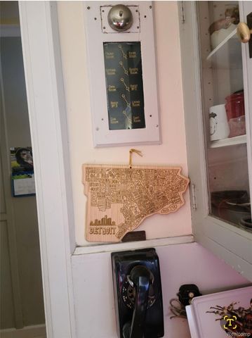 2475 Iroquois Street, Detroit, MI 48214