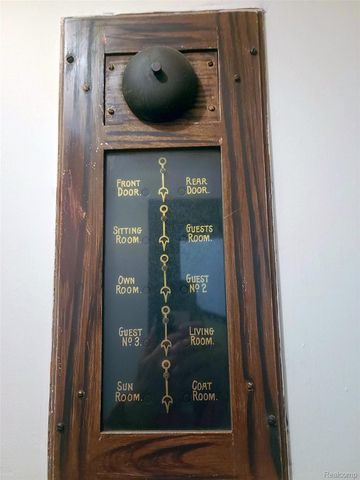 2475 Iroquois Street, Detroit, MI 48214