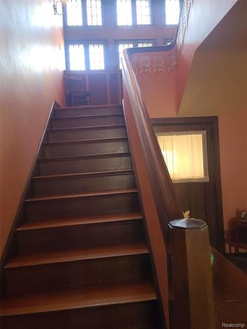 2475 Iroquois Street, Detroit, MI 48214