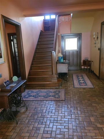 2475 Iroquois Street, Detroit, MI 48214