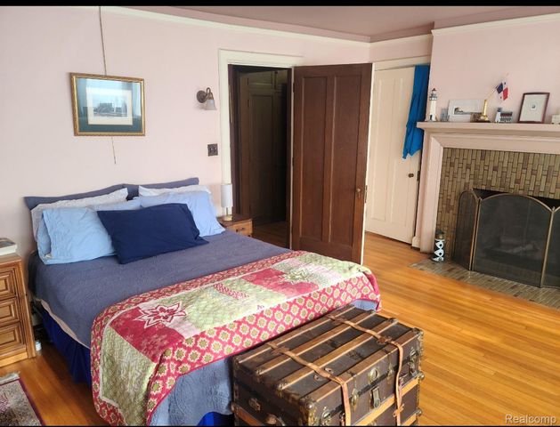 2475 Iroquois Street, Detroit, MI 48214