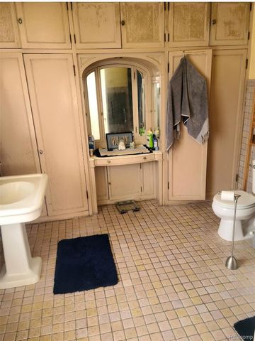 2475 Iroquois Street, Detroit, MI 48214