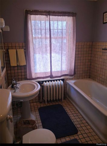 2475 Iroquois Street, Detroit, MI 48214