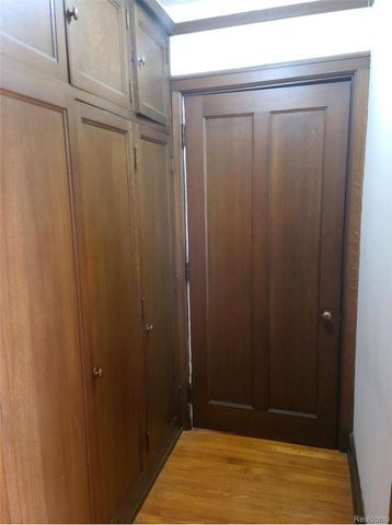 2475 Iroquois Street, Detroit, MI 48214