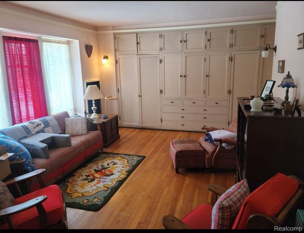 2475 Iroquois Street, Detroit, MI 48214