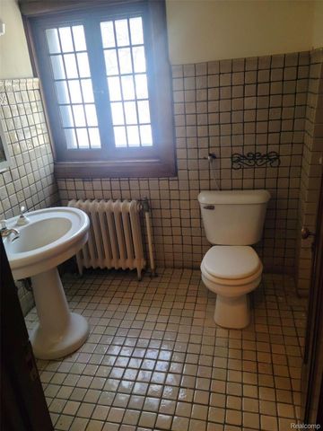 2475 Iroquois Street, Detroit, MI 48214