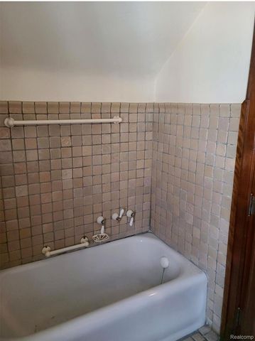 2475 Iroquois Street, Detroit, MI 48214