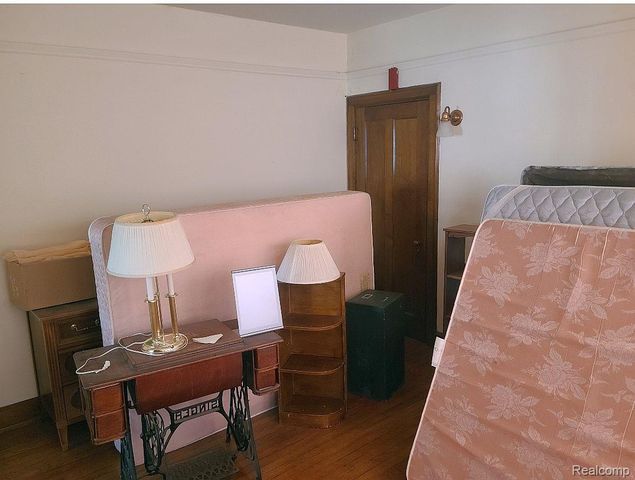 2475 Iroquois Street, Detroit, MI 48214