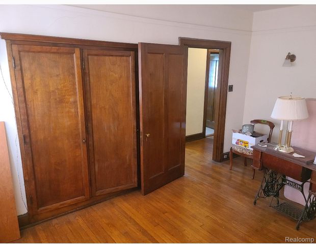 2475 Iroquois Street, Detroit, MI 48214