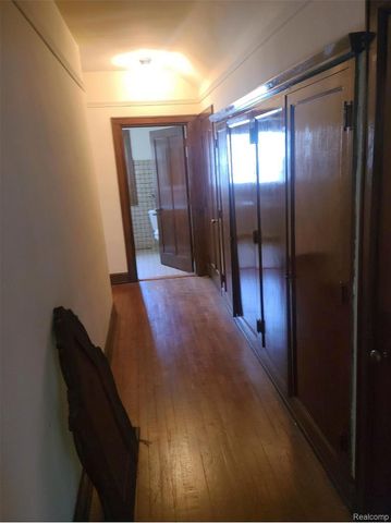 2475 Iroquois Street, Detroit, MI 48214