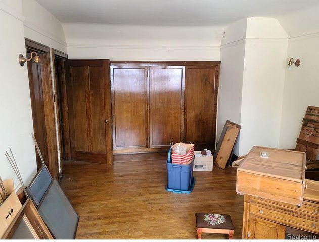 2475 Iroquois Street, Detroit, MI 48214