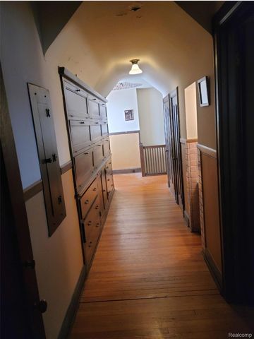 2475 Iroquois Street, Detroit, MI 48214