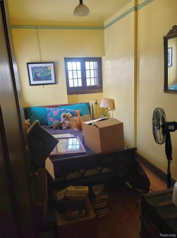 2475 Iroquois Street, Detroit, MI 48214