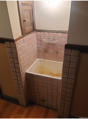 2475 Iroquois Street, Detroit, MI 48214