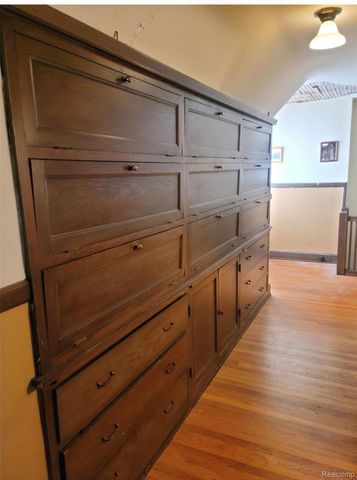 2475 Iroquois Street, Detroit, MI 48214