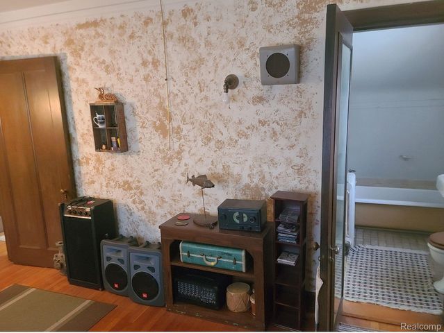 2475 Iroquois Street, Detroit, MI 48214