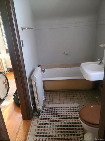 2475 Iroquois Street, Detroit, MI 48214