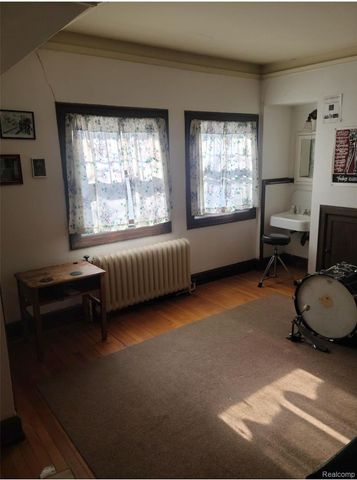 2475 Iroquois Street, Detroit, MI 48214