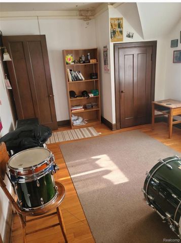 2475 Iroquois Street, Detroit, MI 48214