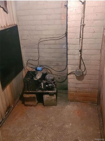 2475 Iroquois Street, Detroit, MI 48214