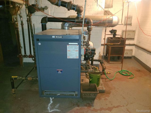 2475 Iroquois Street, Detroit, MI 48214