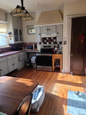 2475 Iroquois Street, Detroit, MI 48214