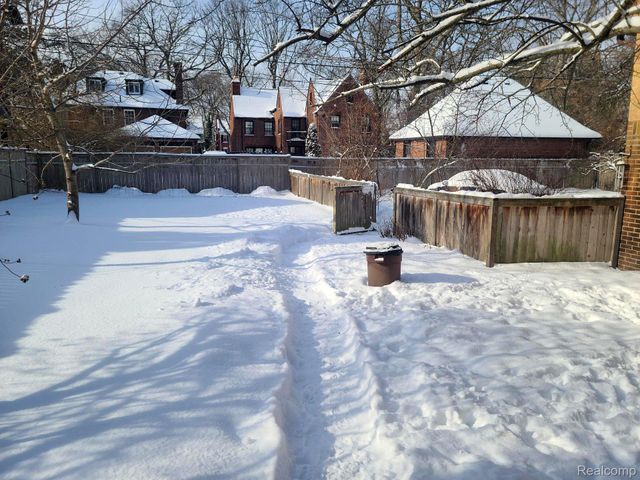 2475 Iroquois Street, Detroit, MI 48214