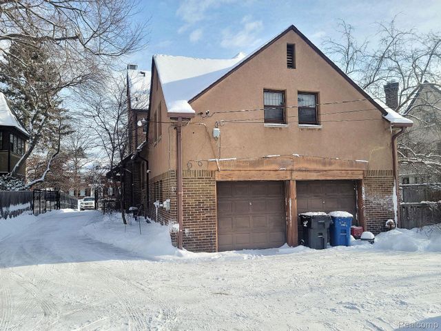 2475 Iroquois Street, Detroit, MI 48214