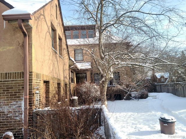 2475 Iroquois Street, Detroit, MI 48214