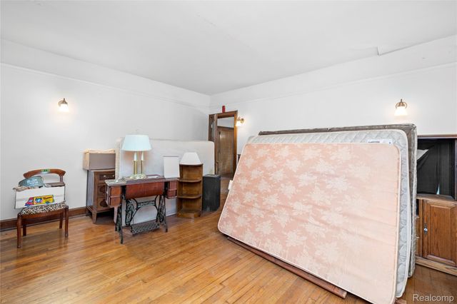 2475 Iroquois Street, Detroit, MI 48214