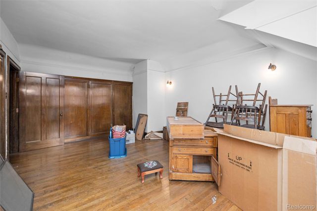 2475 Iroquois Street, Detroit, MI 48214