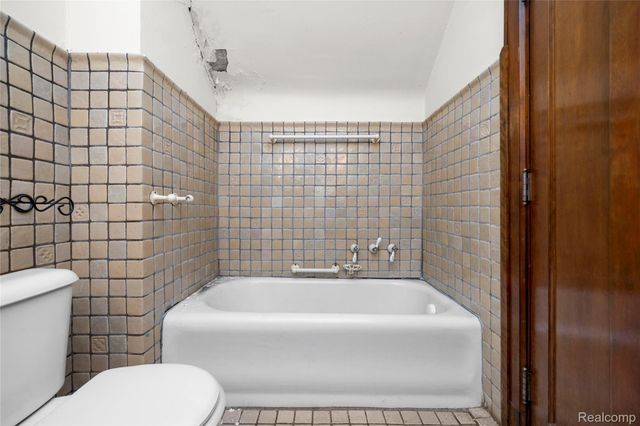 2475 Iroquois Street, Detroit, MI 48214