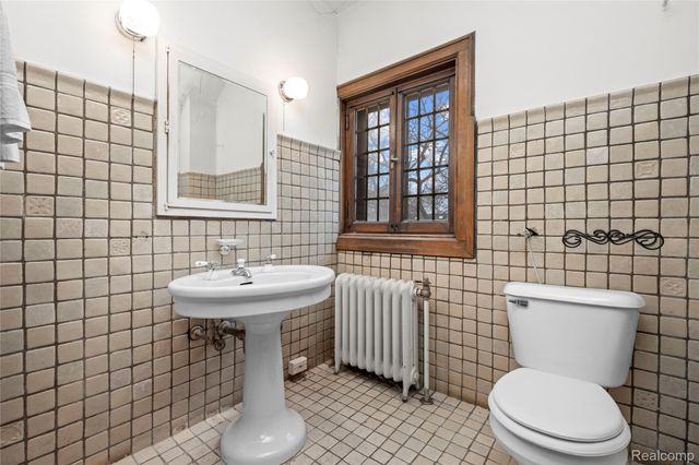 2475 Iroquois Street, Detroit, MI 48214