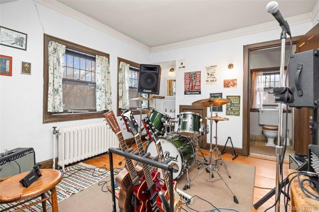 2475 Iroquois Street, Detroit, MI 48214