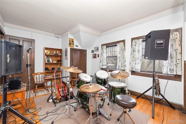 2475 Iroquois Street, Detroit, MI 48214