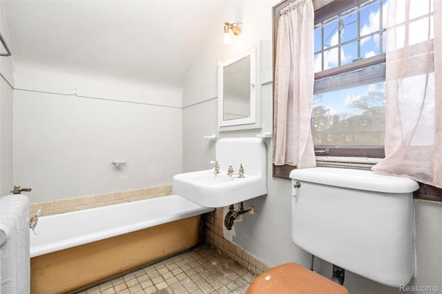 2475 Iroquois Street, Detroit, MI 48214