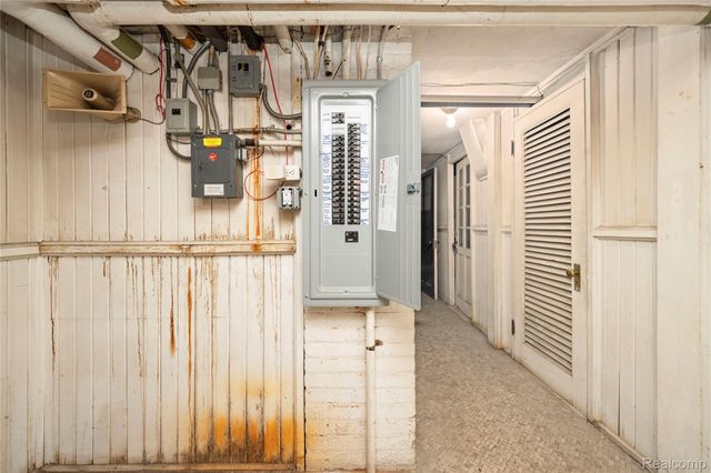 2475 Iroquois Street, Detroit, MI 48214