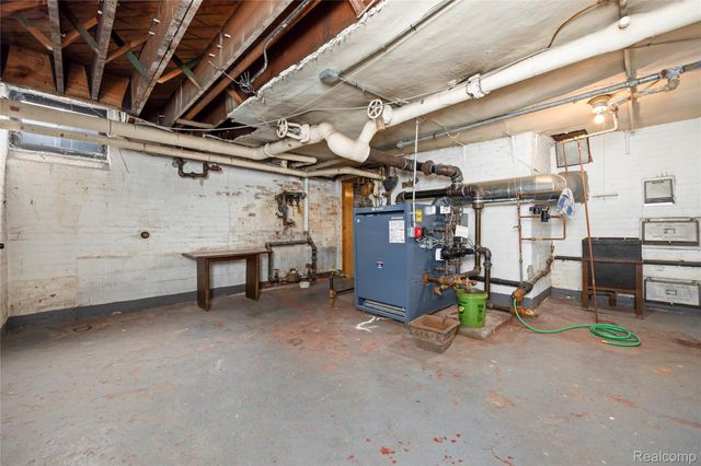 2475 Iroquois Street, Detroit, MI 48214