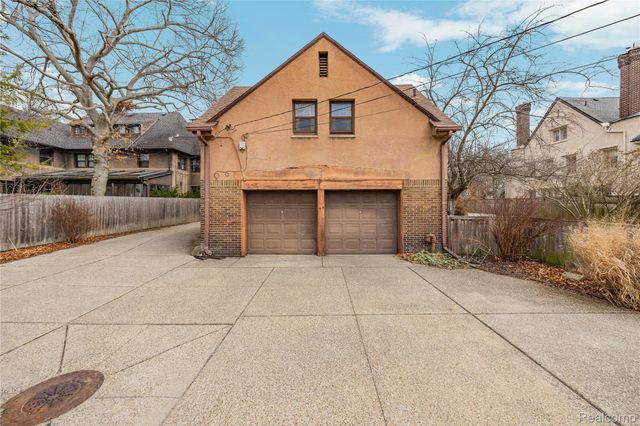 2475 Iroquois Street, Detroit, MI 48214