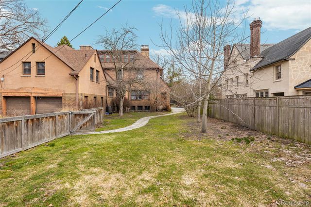 2475 Iroquois Street, Detroit, MI 48214