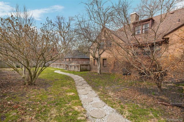 2475 Iroquois Street, Detroit, MI 48214