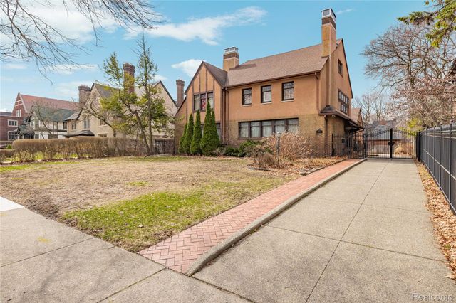 2475 Iroquois Street, Detroit, MI 48214